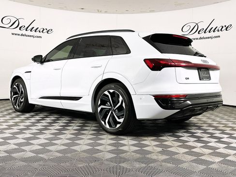 Used 2024 Audi Q8 e-tron Premium Plus w/ Premium Plus Package image 4