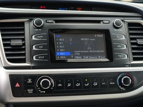 Used 2017 Toyota Highlander LE w/ Carpet Mat Package AWD/4WD image 22