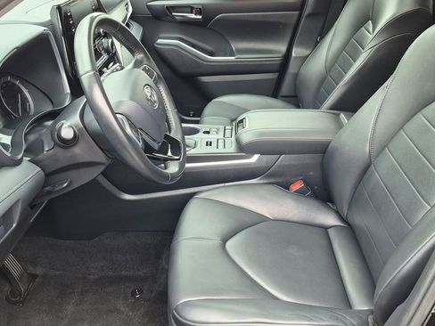 Used 2020 Toyota Highlander XLE AWD/4WD image 12