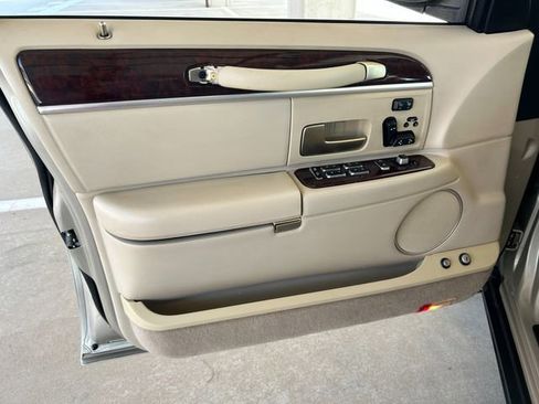 Used 2008 Lincoln Town Car Signature Limited image 22