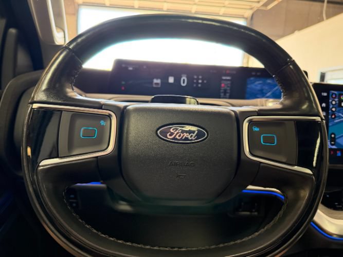 Used 2025 Ford Expedition Platinum w/ Driver's Package AWD/4WD image 17