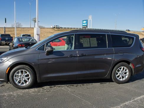 Used 2022 Chrysler Pacifica Touring-L image 6