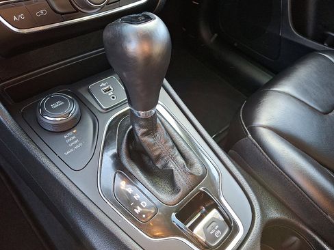 Used 2021 Jeep Cherokee Latitude Plus image 15