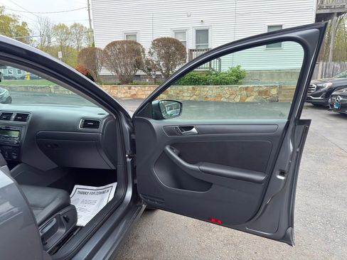 Used 2014 Volkswagen Jetta SE FWD image 18