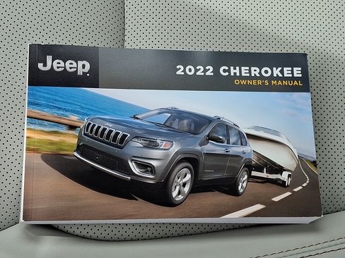Used 2022 Jeep Cherokee Latitude Lux w/ Sun & Sound Group AWD/4WD image 27