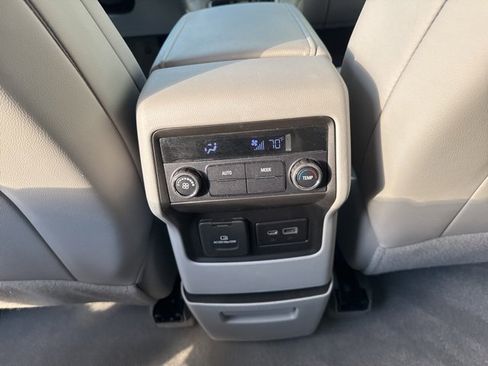 Used 2022 GMC Acadia SLT image 25