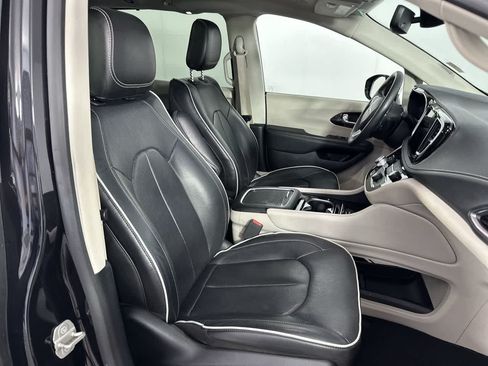 Used 2023 Chrysler Pacifica Limited FWD image 20