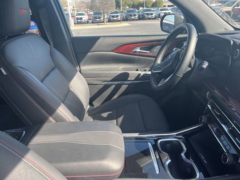 Used 2025 Chevrolet Traverse Z71 image 4