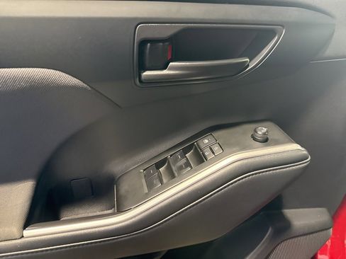 Used 2022 Toyota Highlander LE image 33