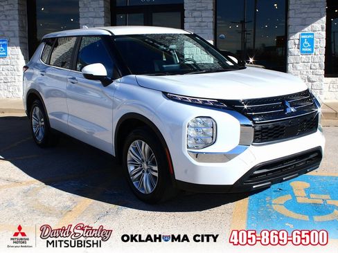 Used 2023 Mitsubishi Outlander ES image 1