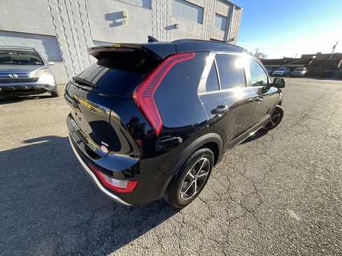 Used 2023 Kia Niro EX image 4