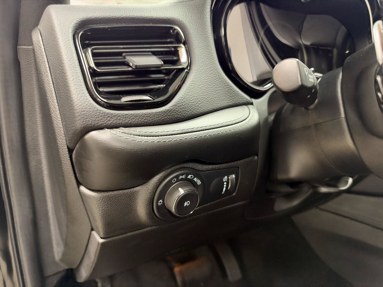 Used 2022 Dodge Durango GT w/ Blacktop Package AWD/4WD image 16