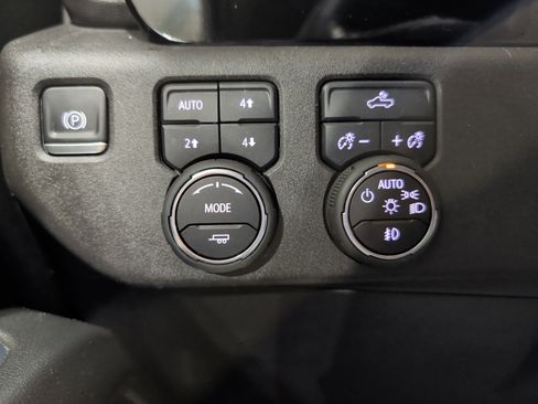 Used 2024 Chevrolet Silverado 2500 LT w/ Convenience Package image 10