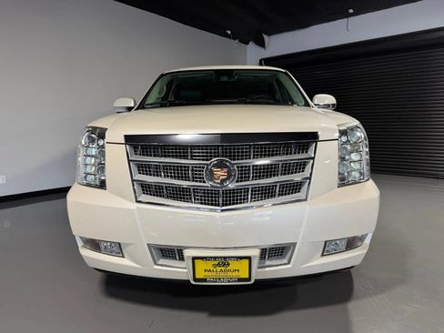 Used 2014 Cadillac Escalade Platinum AWD/4WD image 2