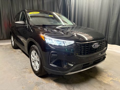 Used 2025 Ford Escape Active AWD/4WD image 3
