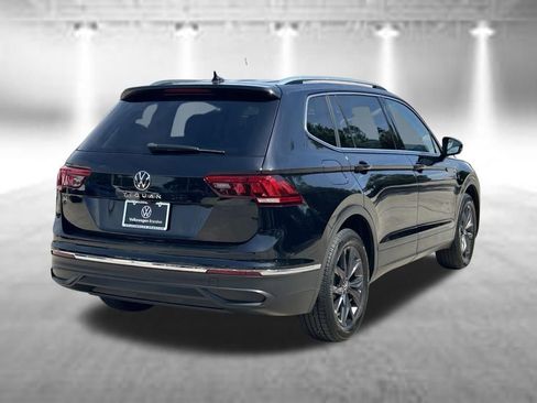 Used 2023 Volkswagen Tiguan SE w/ Panoramic Sunroof Package FWD image 5