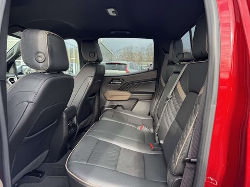 Used 2023 GMC Canyon Denali image 9