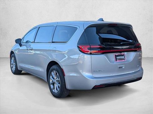 New 2026 Chrysler Pacifica Select image 8