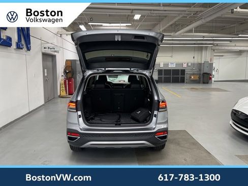 Used 2025 Volkswagen Taos SE w/ Panoramic Sunroof Package image 26