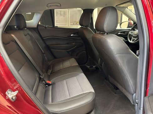 Used 2025 Chevrolet Trax LT w/ LT Convenience Package image 24