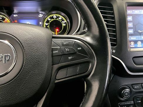 Used 2019 Jeep Cherokee Trailhawk w/ Cold Weather Group image 12