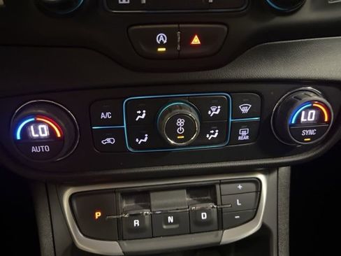 Used 2024 GMC Terrain SLT image 34