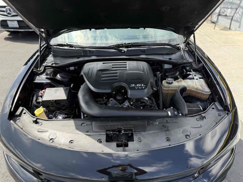 Used 2018 Dodge Charger SXT w/ Blacktop Package image 8