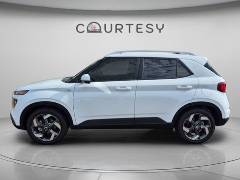 New 2026 Hyundai Venue SEL FWD image 2