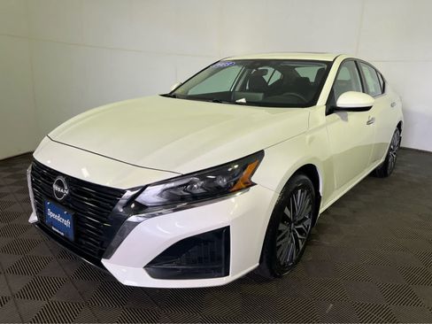 Certified 2023 Nissan Altima 2.5 SV w/ SV Premium Package AWD/4WD image 3