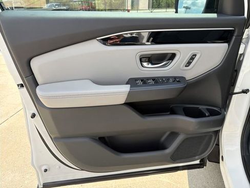 Used 2025 Honda Pilot EX-L image 12