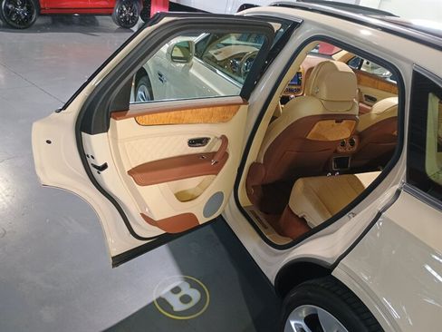 Used 2019 Bentley Bentayga AWD/4WD image 29