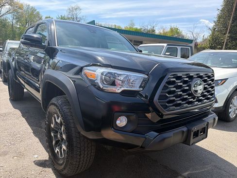 Used 2023 Toyota Tacoma TRD Off-Road w/ TRD Premium Off Road Package AWD/4WD image 3