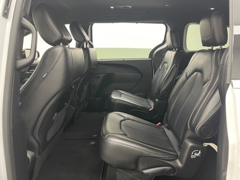 Used 2025 Chrysler Pacifica Select FWD image 37