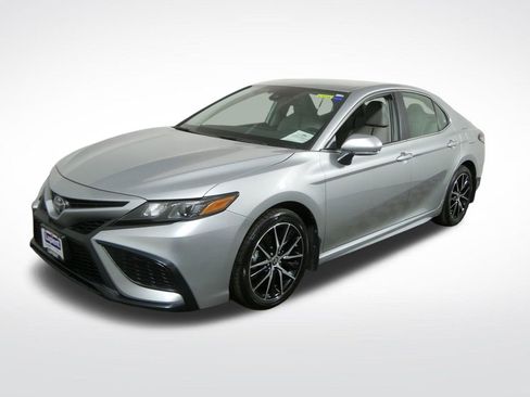 Used 2024 Toyota Camry SE w/ Cold Weather Package AWD/4WD image 11