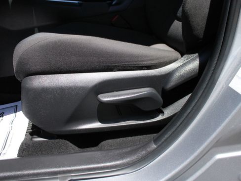 Used 2022 Toyota RAV4 LE AWD/4WD image 13