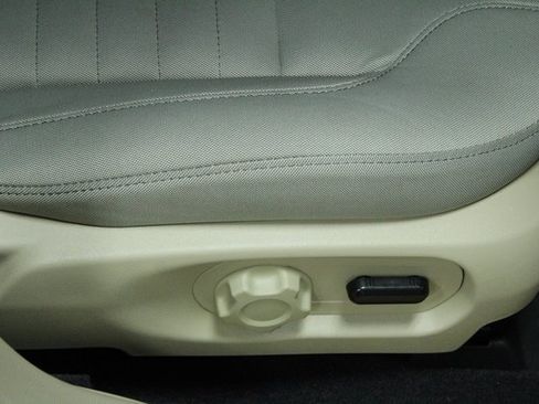 Used 2017 Ford Taurus SE image 12