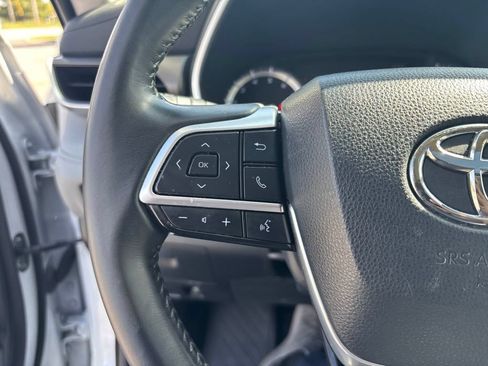 Used 2022 Toyota Highlander XLE AWD/4WD image 20