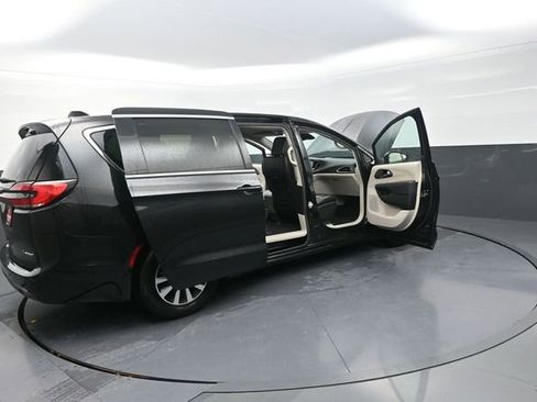 Used 2023 Chrysler Pacifica Touring-L FWD image 44