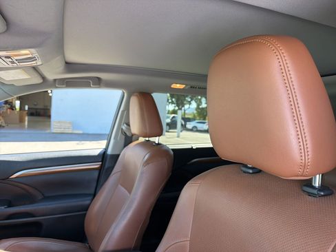 Used 2017 Toyota Highlander Limited Platinum AWD/4WD image 10