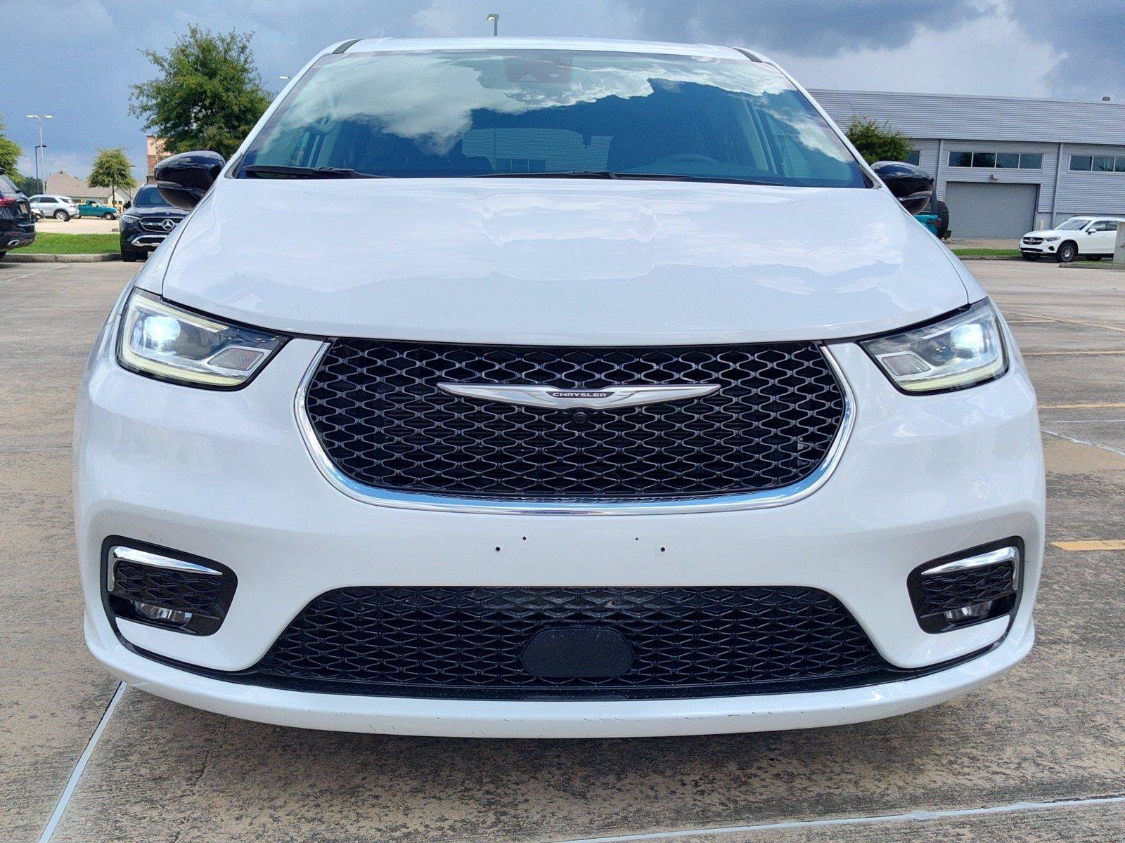 Used 2024 Chrysler Pacifica Touring-L FWD image 11