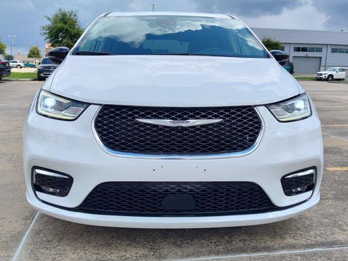 Used 2024 Chrysler Pacifica Touring-L FWD image 11