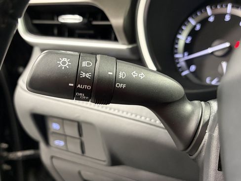 Used 2022 Toyota Highlander XLE AWD/4WD image 25