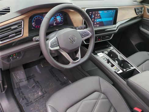 Certified 2025 Volkswagen Atlas SE image 9