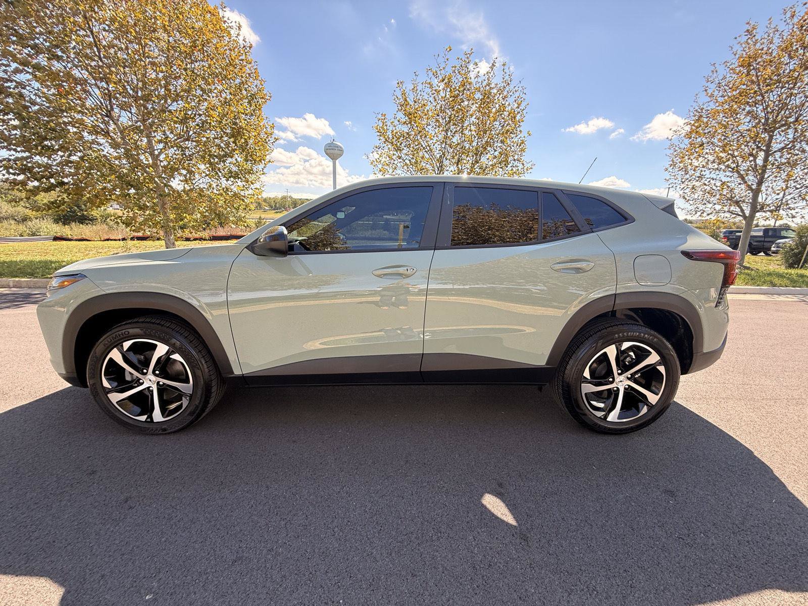 Used 2024 Chevrolet Trax RS w/ Sunroof Package FWD image 8