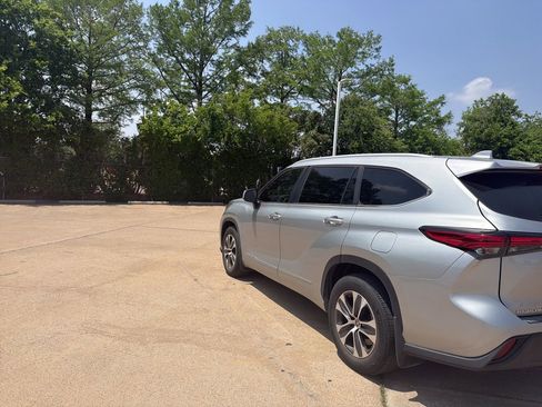 Used 2023 Toyota Highlander XLE FWD image 6