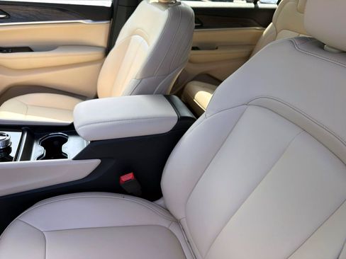 New 2027 Jeep Grand Cherokee L Limited AWD/4WD image 9