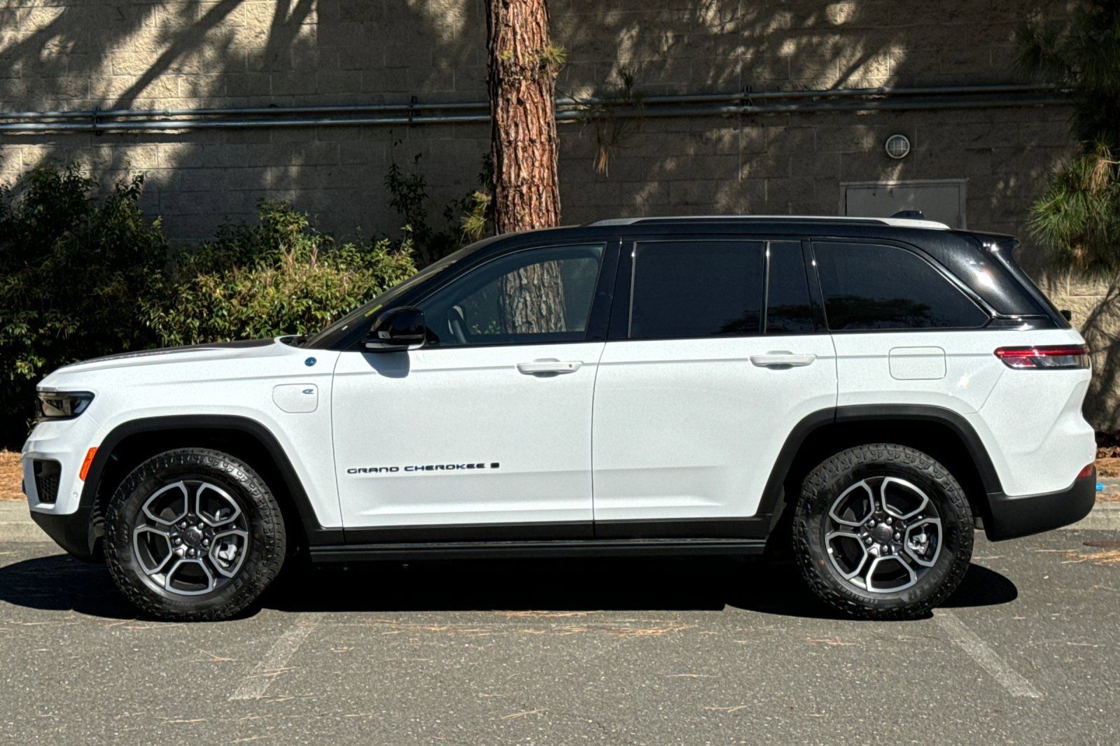 New 2023 Jeep Grand Cherokee Trailhawk w/ Advanced Protech Group II AWD/4WD image 6