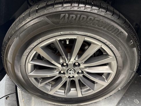 Used 2017 Toyota Highlander XLE image 17