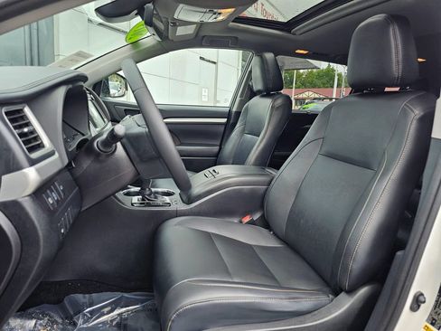 Used 2019 Toyota Highlander XLE AWD/4WD image 19