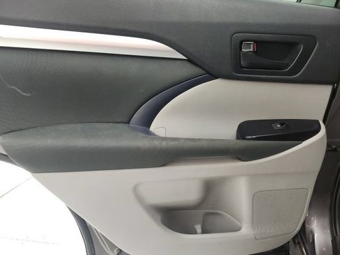 Used 2019 Toyota Highlander LE FWD image 9